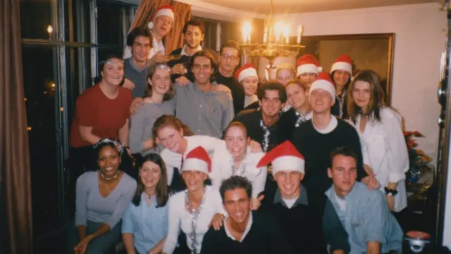 El grupo de estudiantes, junto a más jóvenes, en la Navidad de 1999.