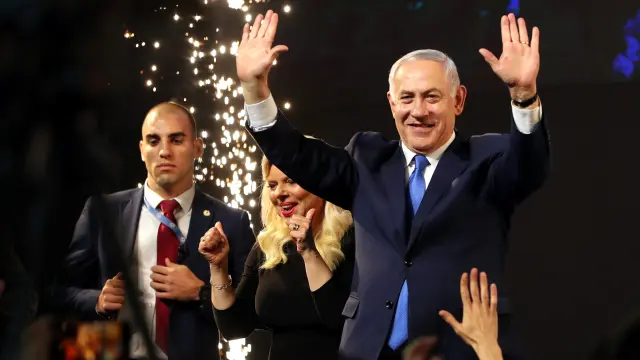 Israeli Prime Minister Benjamin Netanyahu and his wife Sara react as they stand on stage following the announcement of exit polls in Israel's parliamentary election at the party headquarters in Tel Aviv, Israel April 10, 2019. REUTERS/Ammar Awad [[[REUTERS VOCENTO]]] ISRAEL-ELECTION/