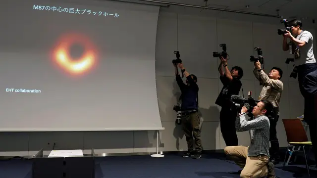 Presentación de la primera foto de un agujero negro.