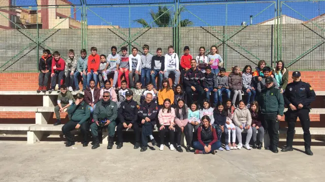 Niños del colegio Santa Ana, de Caspe, junto a los voluntarios.