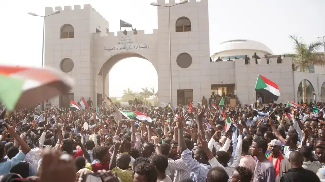 Protestas pidiendo la salida de Omar al Bashir.