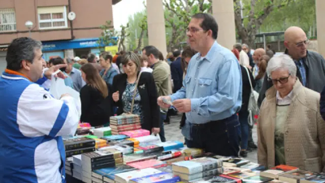 Mercado de libros en la plaza del Conservatorio.
