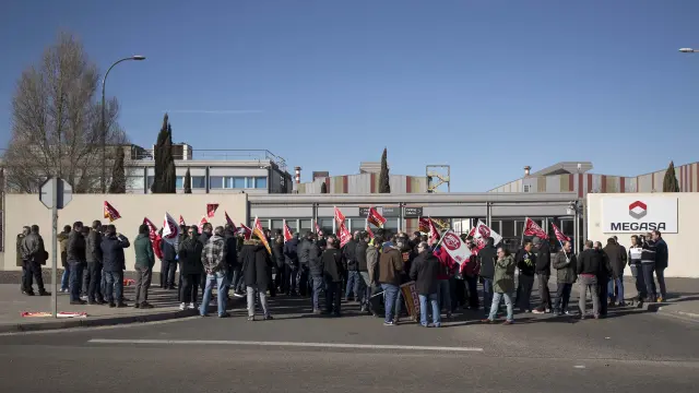 Protesta de los trabajadores a las puertas de la fábrica de Megasa en el PTR de Zaragoza