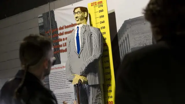 Robert Pershing Wadlow, el hombre más alto del mundo, en lego.