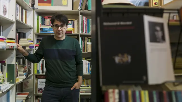 Mohamed El Morabet, en la librería Antígona, de Zaragoza.