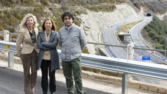 Blanca Puyuelo, Ana Alós y Mario Garcés, con uno de los nuevos tramos de autovía de Monrepós al fondo.