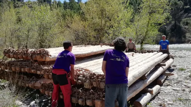 La madera ha sido transportada desde el ecomuseo de Biscarrués hasta la playa de Murillo.