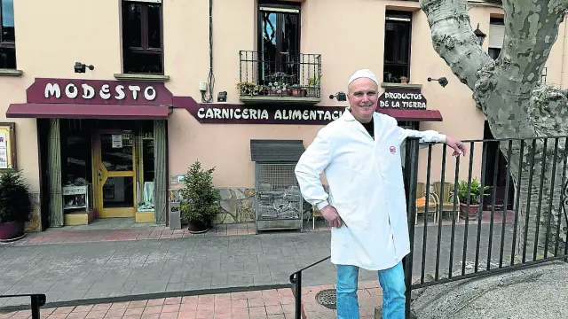 Modesto, el carnicero de Escalona, en su tienda / 8-4-19 / Foto Rafael Gobantes [[[FOTOGRAFOS]]]
