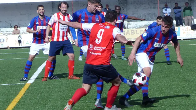 Un lance del partido entre el Sabiñánigo y Villanueva.