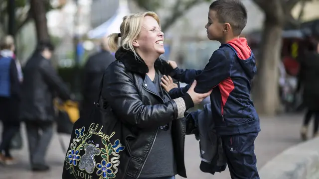 Jesica con su hijo Gabriel de 6 años, este lunes, en la plaza de Los Sitios de Zaragoza.