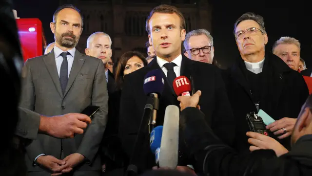El presidente francés, Emmanuel Macron, durante su intervención ante los medios tras el incendio en la catedral de Notre Dame de París.