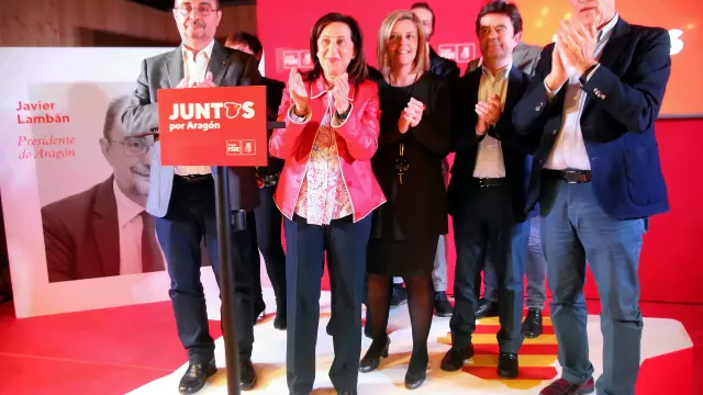 Margarita Robles, de rojo, rodeada de compañeros y candidatos del PSOE en Huesca