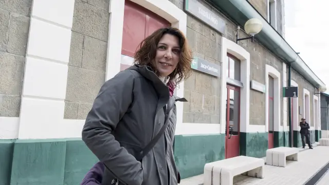 Cecilia Buil, escaladora, en la estación de Sabiñánigo.