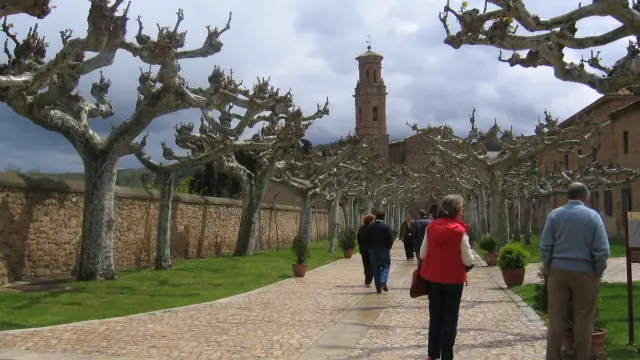 Un grupo de turistas a la entrada del Monasterio de Veruela.