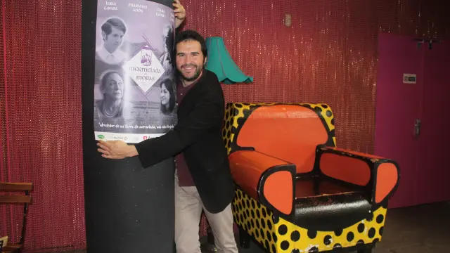 El actor y director zaragozano Jorge Andolz, en el Teatro de las Esquinas de Zaragoza, donde presentó este lunes 'Mermelada de Moras'.
