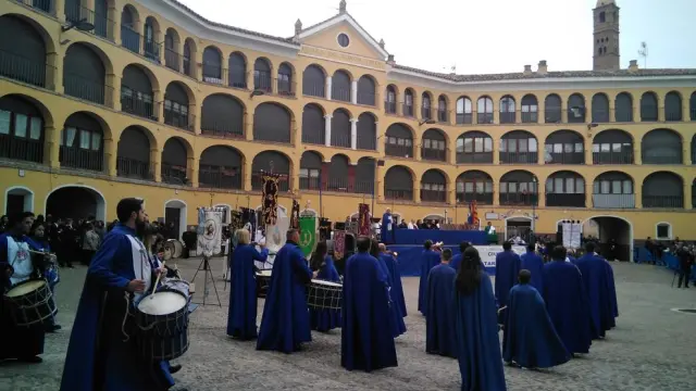 Actuación de la Hermandad de Nuestra Señora de la Piedad de Tarazona.