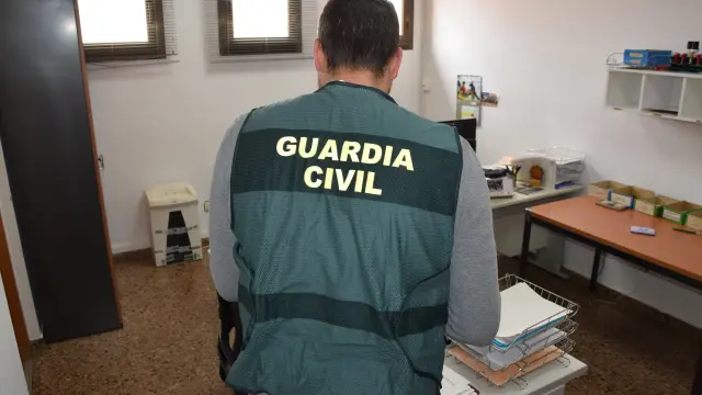 Las personas detenidas han sido puestas a disposición del Juzgado de Primera Instancia e Instrucción número 1 de Calamocha, que ha decretado el ingreso en prisión para uno de ellos y de la Fiscalía de Menores de Teruel.