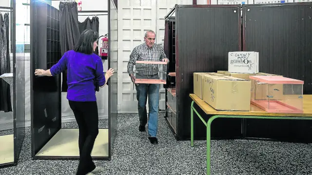 Las cabina, mesas y urnas electorales, ya preparadas en el colegio Gascón y Marín de Zaragoza