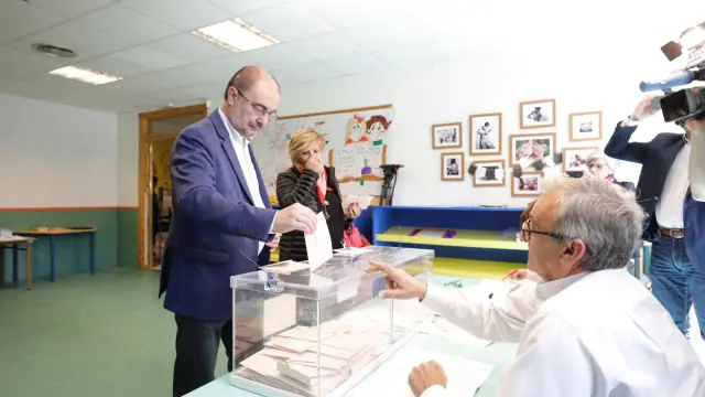 El presidente aragonés, Javier Lambán, votando en el centro cívico de Ejea de los Caballeros.