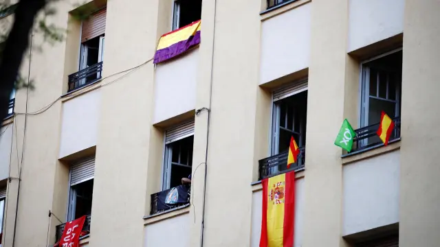 Banderas diferentes colgadas en los balcones frente a la sede del PSOE en Ferraz.