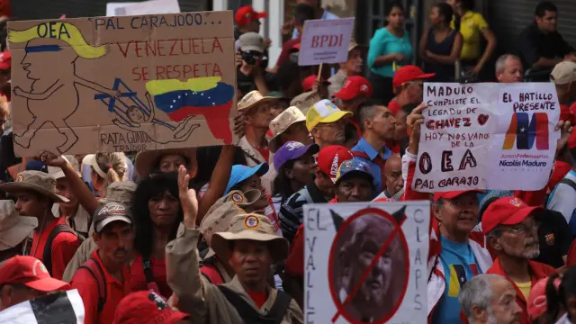 Cientos de venezolanos marchan en Caracas para apoyar la decisión de Maduro de sacar al país de la OEA.