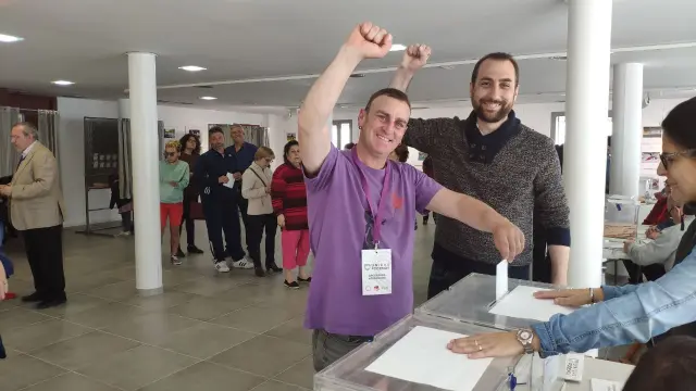 Daniel Fernández, candidato de Unidas Podemos-Alto  Aragón en Común, ha acompañado al candidato de Podemos-Equo en Fraga, Carlos Cabós, a votar ya que él ya lo había hecho por correo.