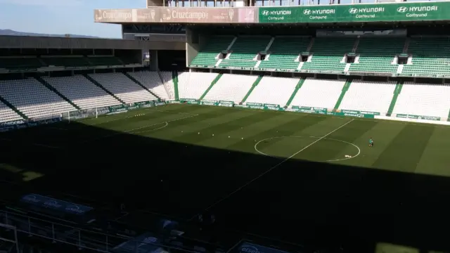 El estadio cordobés de El Arcángel, una hora y media antes del inicio del partido del Real Zaragoza.