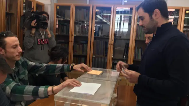 El candidato de Ciudadanos por Zaragoza, Rodrigo Gómez, ha votado esta mañana en Teruel.
