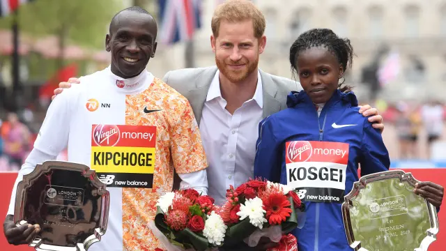 El príncipe Harry junto al keniano Eliud Kipchoge y la keniana Brigid Kosgei, vencedores del maratón de Londres.