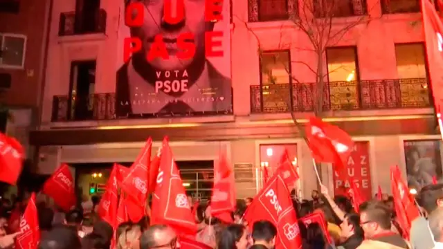 Gritos de "Ista, ista, ista... España socialista" en una calle Ferraz ya cortada, y con un escenario montado a pie de calle por el PSOE.