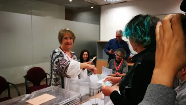 La cabeza de lista al Congreso por Teruel de Unidas Podemos, Blanca Villarroya, votando en el colegio del barrio de San Julián de Teruel esta mañana.