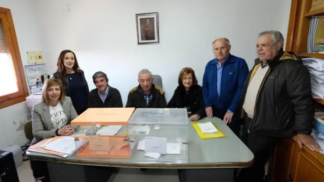 Los vecinos de Villarroya (La Rioja), el primer pueblo en votar.