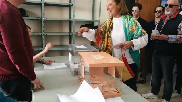 Lourdes Guillén la candidata de Ciudadanos por Huesca, que llevó un bolso con los colores de la bandera de España.