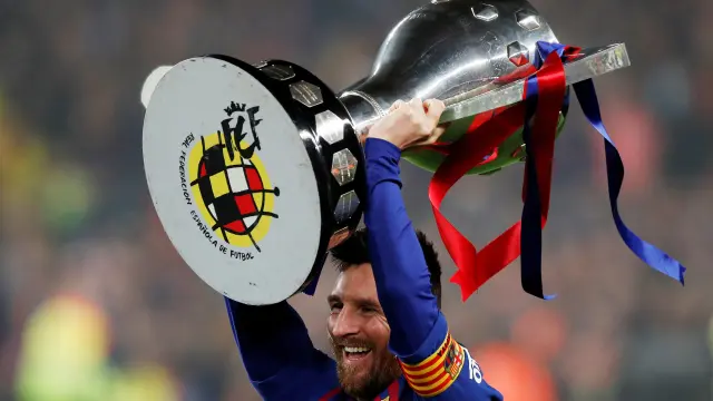 Messi levanta el trofeo de la Liga de fútbol
