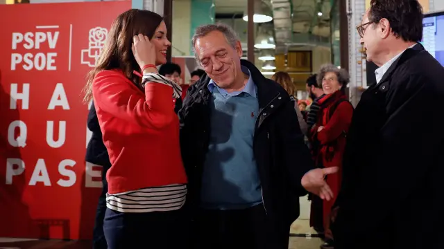 Sandra Gómez se abraza al secretario autonómico de Educación, Miguel Soler, a las puertas del local donde los socialistas valencianos siguen el escrutinio electoral.