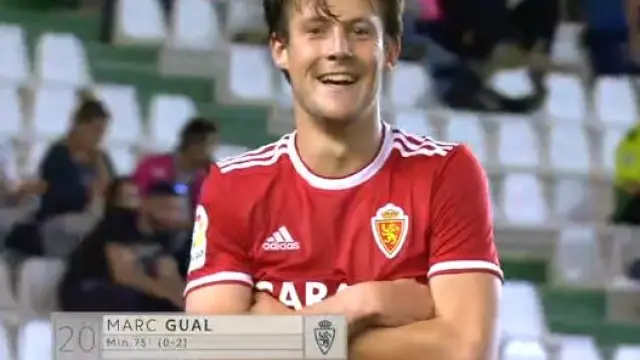 Marc Gual, en captura de la transmisión televisiva de la Liga 1,2,3, celebra ante la cámara de banda el segundo gol de los tres que marcó en Córdoba.