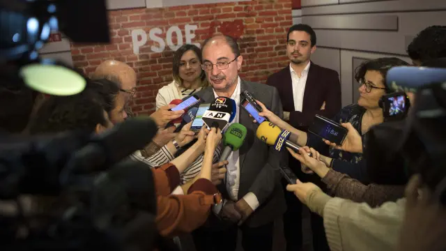 Javier Lambán declara ante los medios antes de presidir la Ejecutiva regional.