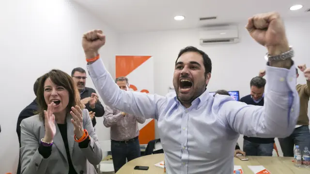 Rodrigo Gómez celebra el triunfo de su partido en las elecciones generales.