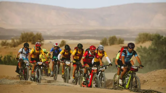 Un grupo de ciclistas cruza el desierto en la segunda etapa de la Titan Desert 2019.
