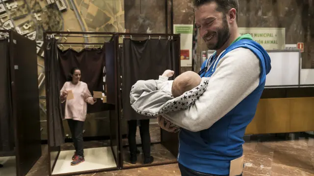 Un padre aguardaba con su bebé a que su mujer votara el pasado domingo.