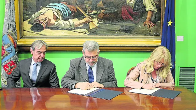 Alfonso Sesé, José Antonio Mayoral y Ana Sesé, en la firma este jueves de la cátedra.