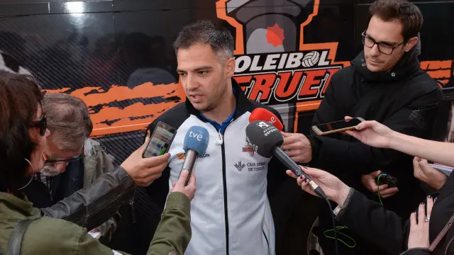 Miguel Rivera atiende a los medios de comunicación antes de partir hacia Almería.