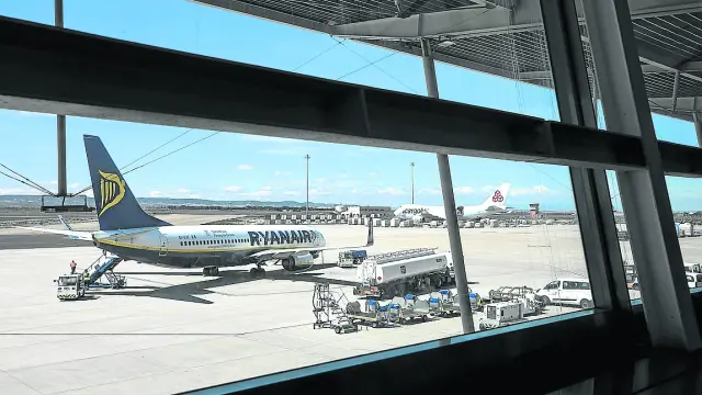 Un avión de pasajeros y otro de carga en el aeropuerto de Zaragoza. Al fondo, la torre de control.