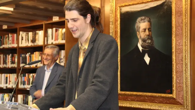 Alejandro Simón, durante su discurso tras recibir el premio de poesía Hermanos Argensola
