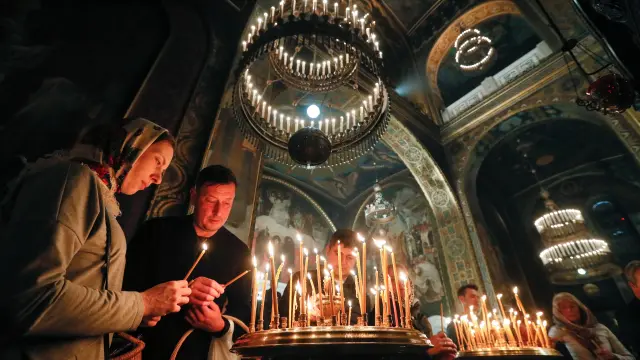 KIV12. Kiev (Ukraine), 27/04/2019.- Ukrainians light candles during an Orthodox Easter mass at St. Volodymir Cathedral in Kiev, Ukraine, 27 April 2019. Easter is celebrated around the world by Christians to mark the resurrection of Jesus Christ from the dead and the foundation of the Christian faith. (Ucrania) EFE/EPA/SERGEY DOLZHENKO Orthodox Easter service in Ukraine