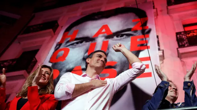 El candidato del PSOE, Pedro Sánchez, en un balcón de Ferraz tras la victoria electoral