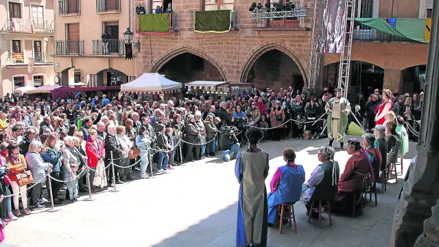 Los alcañizanos abarrotaron la plaza de España para presenciar la recreación de la Concordia.