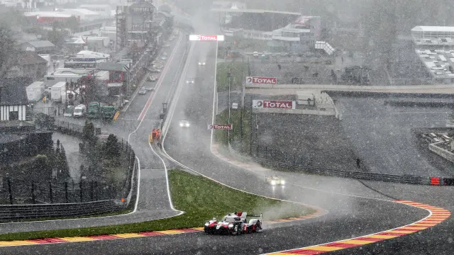 El piloto Fernando Alonso conduce el Toyota TS050 Hybrid con el que repitió este sábado el triunfo del año pasado en las Seis Horas de Spa-Francorchamps.