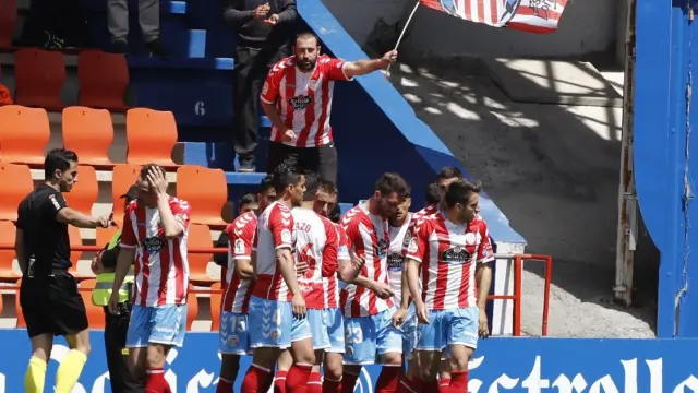 El Lugo celebra uno de sus goles frente al Almería en el Anxo Carro.
