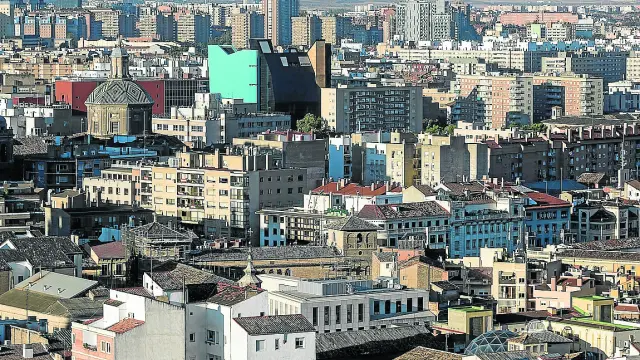 Vista aérea de un conjunto de viviendas en el centro de Zaragoza.